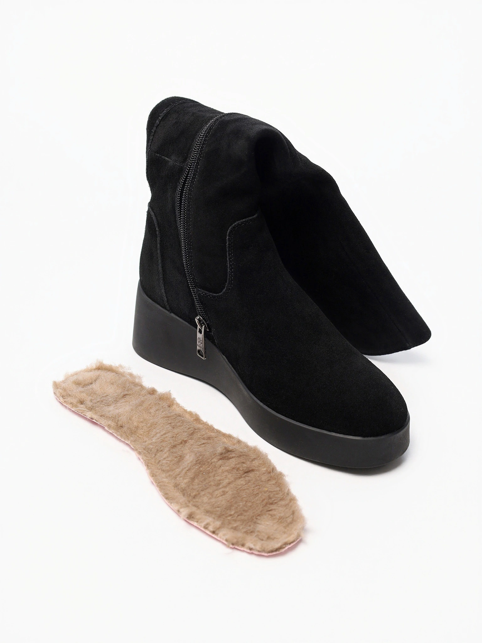 Сапоги черного цвета из натуральной замши на высокой платформе